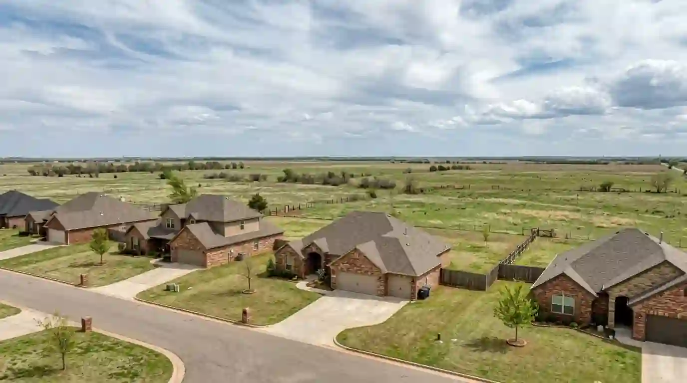 Newer homes on large lots in Tuttle
